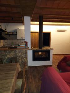 卡斯特里尔Casa Rural Miravella的一间客厅,客厅内配有石头壁炉。