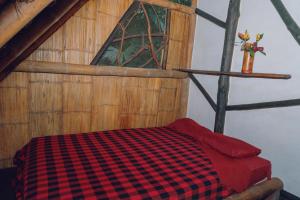 米萨华丽港Magia Verde Lodge的阁楼卧室配有一张可调节的床
