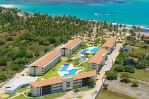 普拉亚多斯卡内罗斯Freitas Resort - Carneiros Beach Resort的近海度假胜地的空中景致