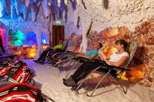 奥泊维森塔尔奥泊维森塔尔全景酒店的一群人坐在冰洞里的椅子上