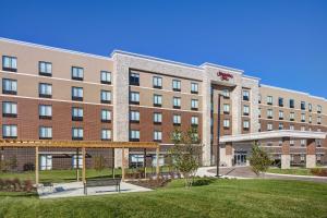 奥兰帕克Hampton Inn Chicago Orland Park的公寓大楼前面设有公园