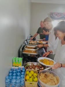 Sa‘ab Banī KhamīsAl khitaym guest house的一群人在自助餐中准备食物