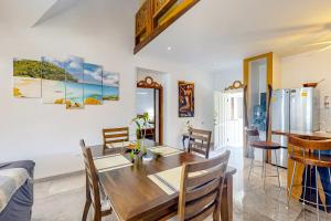 库尔克岛Casa Tranquila的一间带木桌和椅子的用餐室