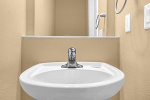 奥兰多Luxurious Townhome - 5 minutes from Disney的浴室内带水龙头的浴室水槽