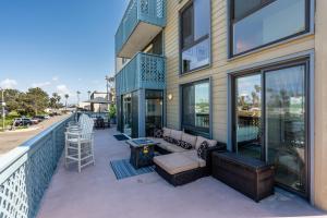 圣地亚哥Belmont Ocean Views - Massive Private Deck, Grill & Parking的阳台,带一张沙发和一张桌子