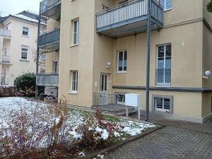 德累斯顿Top Ferienwohnung in sehr guter Lage的公寓大楼前面有雪