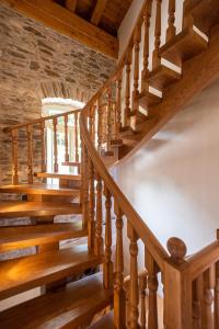 桑加拉达Nostos Country House的木质楼梯,位于一栋铺有木地板的房屋内