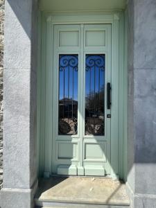 桑加拉达Nostos Country House的大楼内带窗户的绿色门