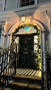 贝尔法斯特Wilton House Belfast Serviced Apartments的装饰着圣诞花的酒店的前门