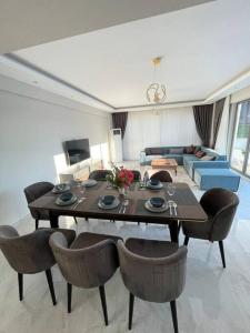 贝莱克Villa Blue - New Luxury Villa的客厅配有桌椅