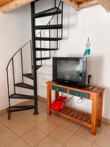 乌拉圭河畔康塞普西翁Los colibríes的楼梯旁桌子上边的电视