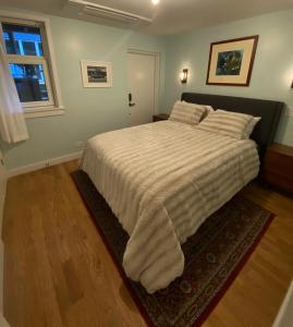 布鲁克林Cozy Garden Apt in Williamsburg NYC Townhouse的一间卧室配有一张带白色毯子的大床