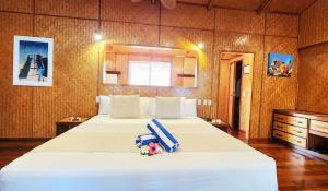 阿鲁坦加艾图塔基泻湖私人岛屿度假村（仅限成人）的一间卧室配有一张大床,上面装有袋子