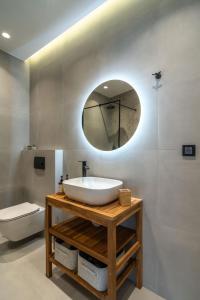 约阿尼纳CLIC suite and family的浴室设有白色水槽和镜子