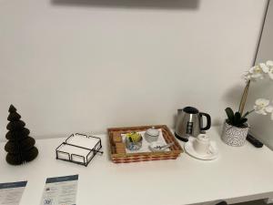 特伦托Nest & Relax的一张桌子,上面放着咖啡和茶具