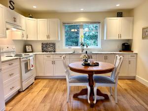 苏克Seagull Studio Vacation Suite的厨房配有桌椅和水槽。