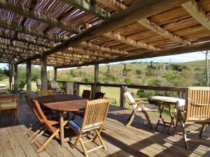 米纳斯Valle del Hilo de la Vida的木制甲板配有木桌和椅子