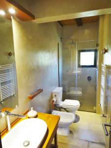 米纳斯Valle del Hilo de la Vida的浴室配有卫生间、盥洗盆和淋浴。
