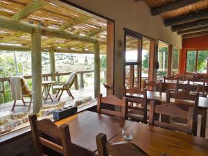 米纳斯Valle del Hilo de la Vida的甲板上配有桌椅的用餐室