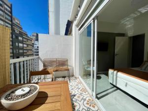 马德普拉塔Depto Las Heras的客房设有阳台、床和浴缸