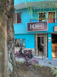 麦德林Hostel Kumho alojamiento的带有读库伦标志的蓝色建筑