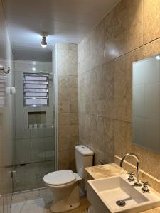 圣保罗Hotel Makuxis - Brigadeiro的浴室配有卫生间、盥洗盆和淋浴。