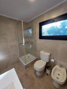 拉安戈斯图拉镇Al pie del Cerro的浴室配有卫生间、淋浴和盥洗盆。