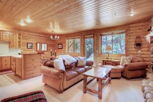 帕克城Black Bear Lodge的客厅配有沙发和桌子
