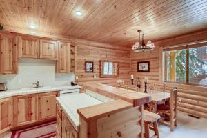 帕克城Black Bear Lodge的一个带木制橱柜和一个大岛的厨房