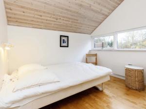勒兹比Holiday Home Klintevej II的一间设有白色床的卧室,位于一个窗户的房间