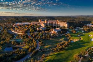圣安东尼奥JW Marriott San Antonio Hill Country Resort & Spa的享有带高尔夫球场的度假村的空中景致