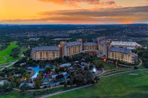 圣安东尼奥JW Marriott San Antonio Hill Country Resort & Spa的享有酒店和度假村的空中景致
