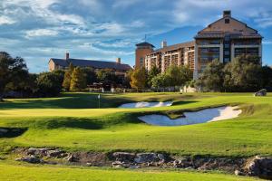 圣安东尼奥JW Marriott San Antonio Hill Country Resort & Spa的享有度假村高尔夫球场的景致。