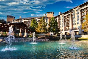 圣安东尼奥JW Marriott San Antonio Hill Country Resort & Spa的建筑物前水中的喷泉