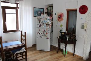 巴勒莫A casa di zia Maria的厨房配有带磁铁的冰箱