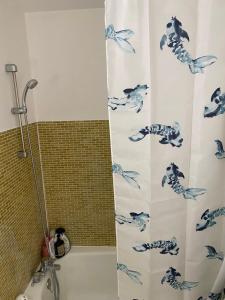 楠泰尔Room close to Arena La Défense paris的浴室里配有蓝色鱼的浴帘