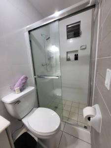 巴拿马城Loft Centrico Tranquilo Elegante APART #6的白色的浴室设有卫生间和淋浴。