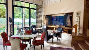 马拉喀什Sillage Palace Sky & Spa的用餐室配有桌椅和平面电视。