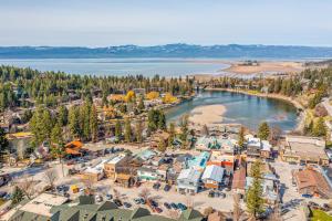 比格福克Experience Montana Cabins - Wildflower #3的享有度假胜地的空中湖景