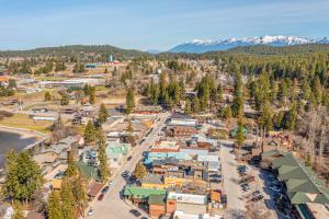 比格福克Experience Montana Cabins - Wildflower #3的享有小镇的空中景色,那里有雪覆盖的山脉