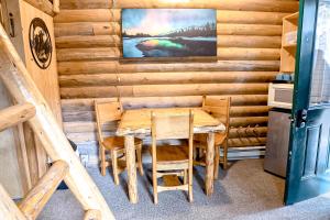比格福克Experience Montana Cabins - Cowboy #5的一间带木桌和椅子的用餐室