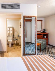 博伊西机场维斯塔贝斯特韦斯特酒店的酒店客房带镜子和卧室