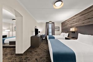 列治文山Best Western Parkway Hotel Toronto North的酒店客房设有两张床和电视。