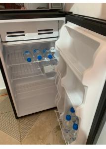 拉斯特拉纳斯Caribbean Domicile的配有瓶装水的开放式冰箱