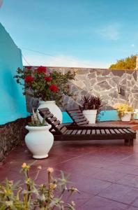 伊瓜苏港罗斯赫勒朝斯旅馆的一个带椅子和盆栽的庭院和石墙