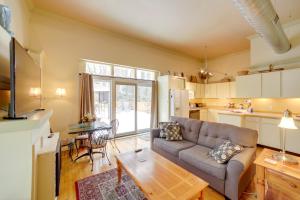 索格塔克Charming Saugatuck Condo with Private Deck and Grill!的客厅配有沙发和桌子