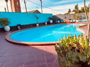 伊瓜苏港罗斯赫勒朝斯旅馆的一座带蓝色墙壁的大型游泳池