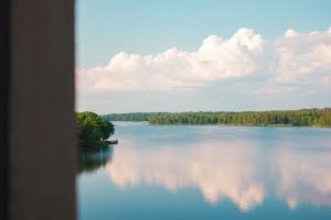 Bro乐杰达斯洛特酒店的享有树木和云层的大湖泊美景