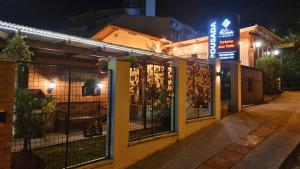 格拉瓦塔尔Pousada Quatro Estações的商店在晚上前,门打开