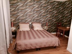 摩泽尔河畔圣莫里斯Domaine de la Moselle的一间卧室配有一张石墙床